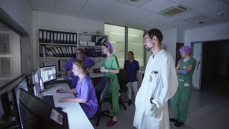 Der Konsum von Betäubungsmitteln, Verkehrsunfälle und Schnittwunden stellen die Notfallmediziner:innen in deutschen Krankenhäusern speziell an Samstagabenden vor eine gewaltige Bewährungsprobe. – Bild: Warner Bros. Discovery, Inc.