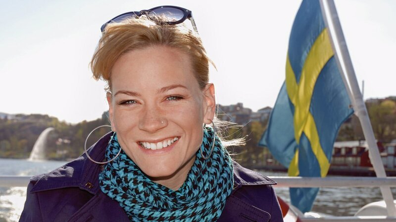 Moderatorin Andrea Jansen in Schweden. – Bild: ZDF/​SRF