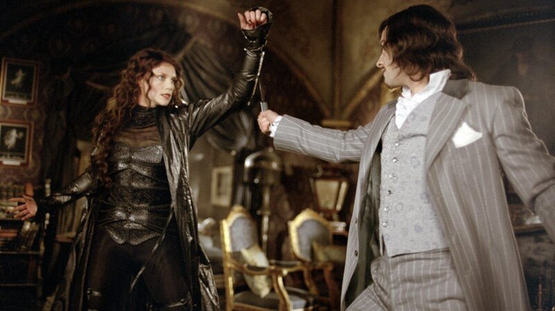 Mina Harker (Peta Wilson) und Dorian Gray (Stuart Townsend) – Bild: Twentieth Century Fox Film Corporation Mina Harker (Peta Wilson) und Dorian Gray (Stuart Townsend) – Bild: Twentieth Century Fox Film Corporation