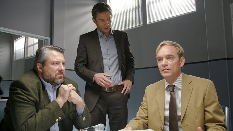 Weil ihm gekündigt wurde, ist Prokurist Jürgen Wieland (Marcus Widmann, r.) zum Mörder geworden, das glauben Hansen (Igor Jeftic, M.) und Stadler (Dieter Fischer, l.). – Bild: ZDF, Christian A. Rieger