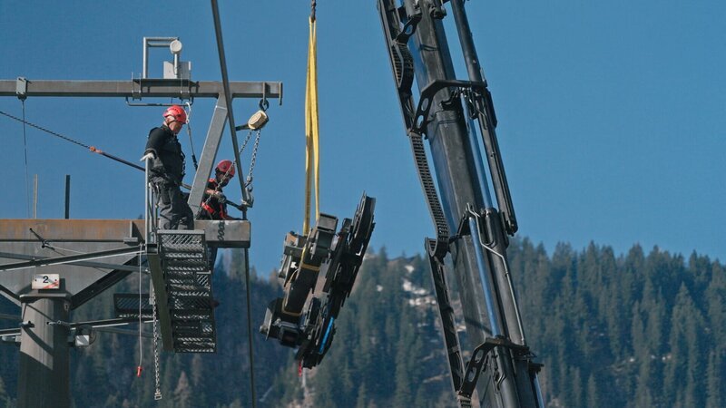 Revisionsarbeiten an der Hahnenkammbahn. – Bild: ServusTV /​ Adrialpe Media