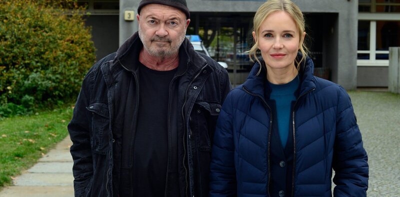 In ihren aktuellen Ermittlungen wirft ein toter Mörder für Otto (Florian Martens) und Linett (Stefanie Stappenbeck) Fragen zu einem 15 Jahre alten Fall auf. – Bild: Katrin Knoke