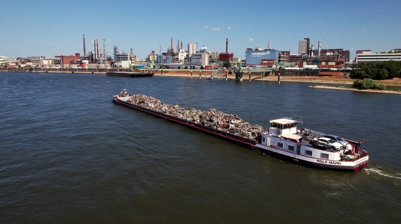 Die MS Rolf-Moni auf dem Weg zum Duisburger Hafen hat 2000 Tonnen Schrott geladen. – Bild: WDR/Cardomedia/Fritz Fecher Die MS Rolf-Moni auf dem Weg zum Duisburger Hafen hat 2000 Tonnen Schrott geladen. – Bild: WDR/Cardomedia/Fritz Fecher