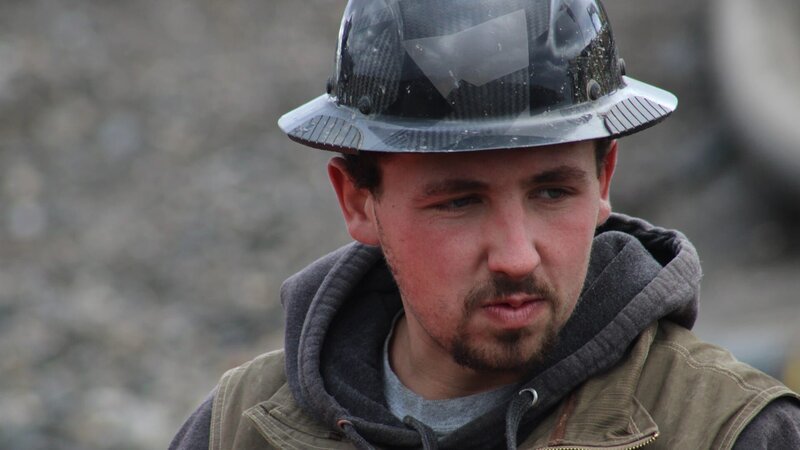 Dakota Spinks working in the rain. – Bild: Warner Bros. Discovery, Inc.