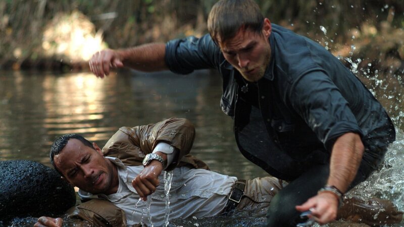 Der knallharte Schuldeneintreiber Beck (Dwayne Johnson, l.) wurde beauftragt, Travis Walker (Seann William Scott, r.) aus dem brasilianischen Dschungel zurück in die Vereinigten Staaten zu bringen. Als sich dieser jedoch auf schmerzhafte Weise weigert, mitzukommen, muss Beck zu härteren Mitteln greifen. – Bild: ZDF Der knallharte Schuldeneintreiber Beck (Dwayne Johnson, l.) wurde beauftragt, Travis Walker (Seann William Scott, r.) aus dem brasilianischen Dschungel zurück in die Vereinigten Staaten zu bringen. Als sich dieser jedoch auf schmerzhafte Weise weigert, mitzukommen, muss Beck zu härteren Mitteln greifen. – Bild: ZDF
