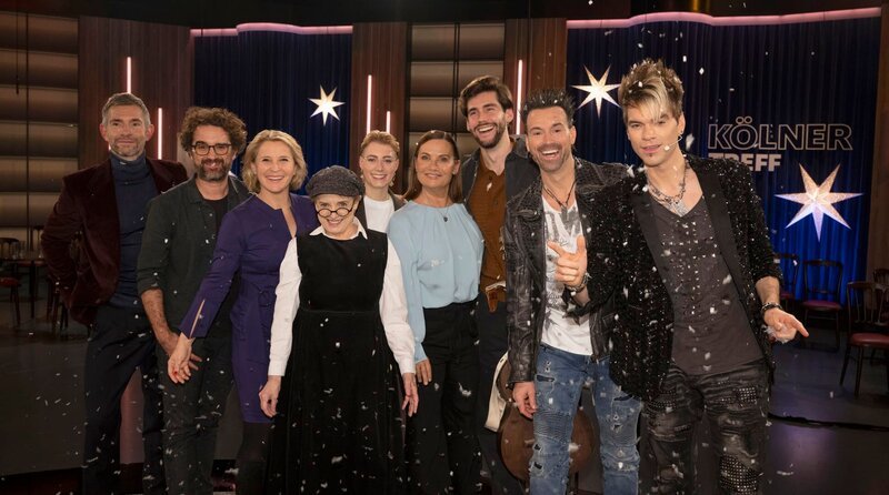 Die Moderatoren Micky Beisenherz (l) und Susan Link (3.v.l.) mit ihren Gästen v.l.n.r. Oliver Wnuk, Katharina Thalbach, Sophia Nagelschmidt, Jenny Jürgens, Alvaro Soler, Andreas und Chris Ehrlich (Ehrlich Brothers) – Bild: WDR/​Melanie Grande