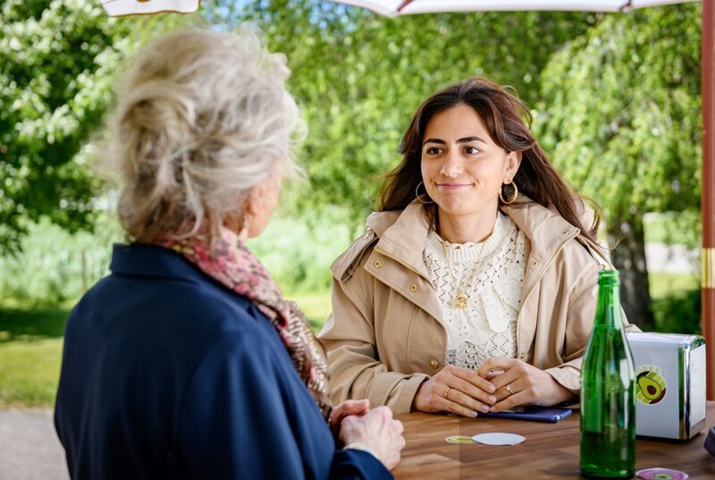 Lale (Yeliz Simsek, re., mit Antje Hagen, li.) verbirgt, dass sie weiterhin Tabletten braucht, um durch den Alltag zu kommen. – Bild: ARD/​WDR/​Christof Arnold