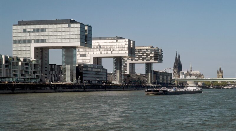 Mit dem Binnenschiff vorbei an den Kranhäusern in Köln. – Bild: WDR/Cardomedia/Fritz Fecher Mit dem Binnenschiff vorbei an den Kranhäusern in Köln. – Bild: WDR/Cardomedia/Fritz Fecher