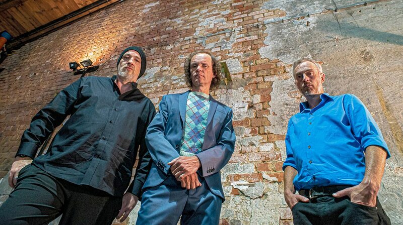 Torsten Sträter, Olaf Schubert und Johann König retten die Welt. – Bild: MDR/​Waldemar Obermann