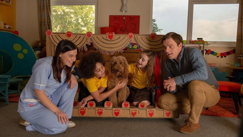 Zuhause üben die Brockmann-Bells noch einmal Wuffels Solopart (v.l.n.r.): Tess (Andrea Valls), Tom (Ellis-James Naylor), Evi (Tahliya Lowles) und Simon (James Merry). – Bild: ZDF/​Darrall MacQueen