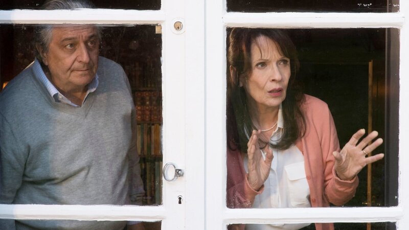 Ist der afghanische Gärtner ein Jihadist?: Christian Clavier als Claude Verneuil, Chantal Lauby als Marie Verneuil – Bild: SRF/​Arnaud Borrel