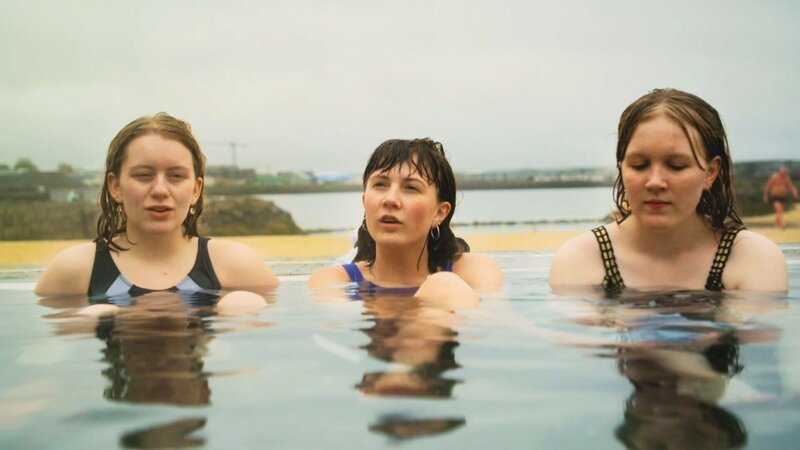 Inselträume: Island – Hotspot des Nordens Die Rockband Gróa bei einem Bad im Hot Pot. – Bild: SRF/​ZDF