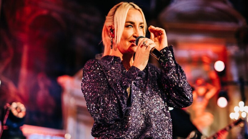 SWR3 Weihnachtskonzert mit Sarah Connor am 18.12.23 im Casino in Baden-Baden. – Bild: Honorarfrei – nur für diese Sendung inkl. SocialMedia bei Nennung ZDF und SWR3/Niko Neithardt SWR3 Weihnachtskonzert mit Sarah Connor am 18.12.23 im Casino in Baden-Baden. – Bild: Honorarfrei – nur für diese Sendung inkl. SocialMedia bei Nennung ZDF und SWR3/Niko Neithardt