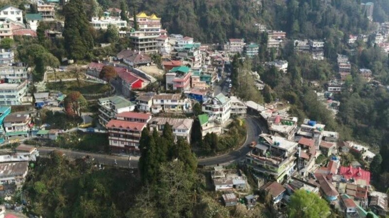 Darjeeling ist vor allem für seinen Tee bekannt. Auf über 2.000 Metern am Hang gelegen, haben es Züge nicht leicht, den Anstieg zu bewältigen. – Bild: ZDF und Renegade Pictures