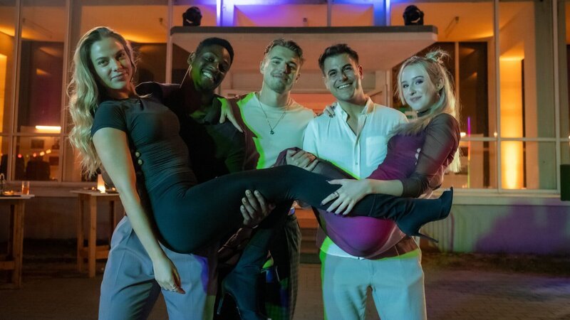 Auf der Feier zum Jubiläum der PFH Halle feiern die Rookies ausgelassen: Charlotte (Cheyenne Pahde, l.), Tulani (Ben Andrews Rumler, 2.v.l.), Phillip (Eric Cordes, M.), Umut (U?ur Ekero?lu, 2.v.r.) und Anastasia (Luise Emilie Tschersich, r.) – Bild: Conny Klein