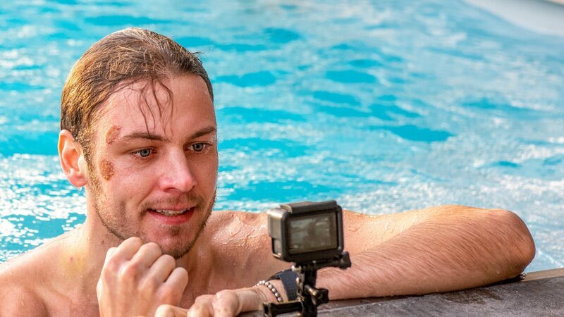 Klippenspringen, Apnoetauchen, Vulcano-Surfing: Das SOKO-Team begibt sich diesmal in die Welt der Adrenalinjunkies, nachdem ein Grundwehrdiener tot aufgefunden wird. Bei den Ermittlungen stoßen die Kommissare dann auf den in der Szene gefeierten Leo (Michael Glantschnig) sowie seinen Kollegen und Abenteurer Noah. – Bild: ZDF und Stefanie Leo