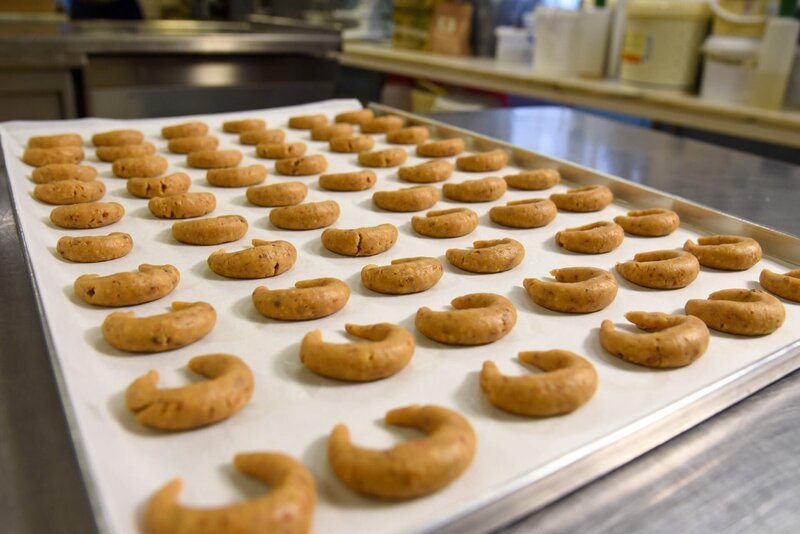 Die frisch geformten Vanillekipferl am Blech, bevor sie in das Backrohr kommen. – Bild: ORF/​Produktion West/​Gerhard Mader