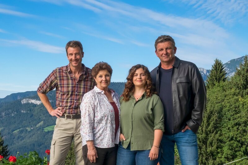 v.li.: Hans Gruber (Heiko Ruprecht), Lisbeth Gruber (Monika Baumgartner), Lilli Gruber (Ronja Forcher), Martin Gruber (Hans Sigl). – Bild: ORF/​ZDF/​Erika Hauri