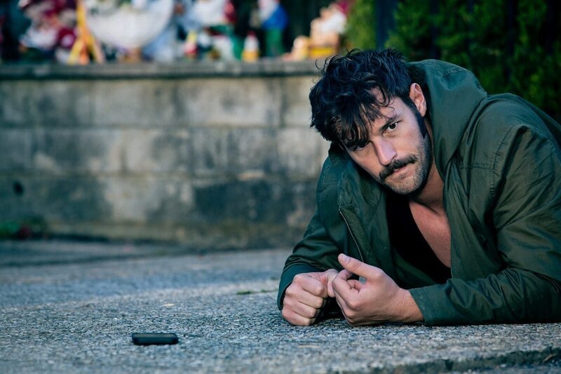 Flo (Paul Pizzera). – Bild: ORF/​Samsara Film