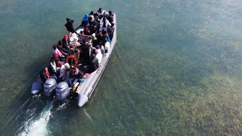 Geflüchtete vor der Küste von Libyen: Sie versuchen es nach Europa zu schaffen. – Bild: SRF Geflüchtete vor der Küste von Libyen: Sie versuchen es nach Europa zu schaffen. – Bild: SRF