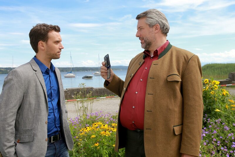 Stadler (Dieter Fischer, r.) verdächtigt Frank Buchner (Günter Bubbnik, l.) seinen Geschäftspartner erschossen haben. – Bild: Christian A. Rieger – klick /​ Die Verwendung ist nur bei reda /​ ZDF /​ © ZDF/​Christian A. Rieger – klick