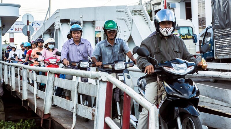 Mopeds sind das Hauptverkehrsmittel der Vietnamesen und nutzen ebenfalls die Fähren am Mekong. – Bild: Honorarfrei – nur für diese Sendung bei Nennung ZDF und SR/​Rolf Bickel