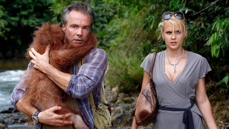 Alex (Hannes Jaenicke) soll Julia (Mirjam Weichselbraun) dabei helfen, einem Orang-Utan-Baby das Leben zu retten. – Bild: ZDF und ARD Degeto/Sandra Hoever Alex (Hannes Jaenicke) soll Julia (Mirjam Weichselbraun) dabei helfen, einem Orang-Utan-Baby das Leben zu retten. – Bild: ZDF und ARD Degeto/Sandra Hoever