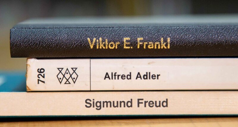 Bücher der Wiener Schulen der Seelenforschung. – Bild: ZDF und ORF/produktionsraum Bücher der Wiener Schulen der Seelenforschung. – Bild: ZDF und ORF/produktionsraum