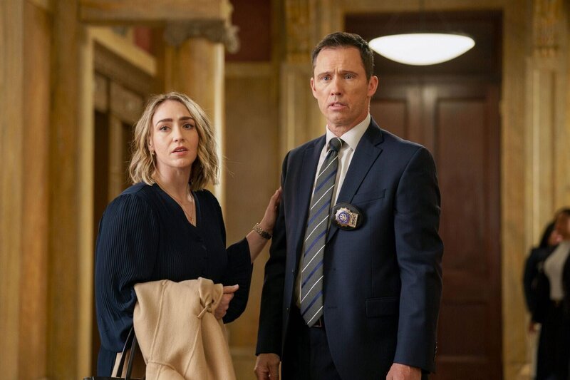 Julia Cosgrove (Anna Rizzo) und Det. Frank Cosgrove (Jeffrey Donovan). – Bild: RTL /​ 2022 Universal Television LLC.