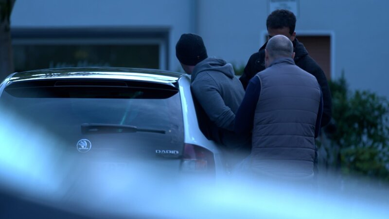 Mit einer 30 Mann starken Arbeitsgruppe kämpft die Münchner Polizei erfolgreich gegen Telefonbetrug. Auch international setzen sich die Ermittler immer mehr durch. – Bild: real & fiction