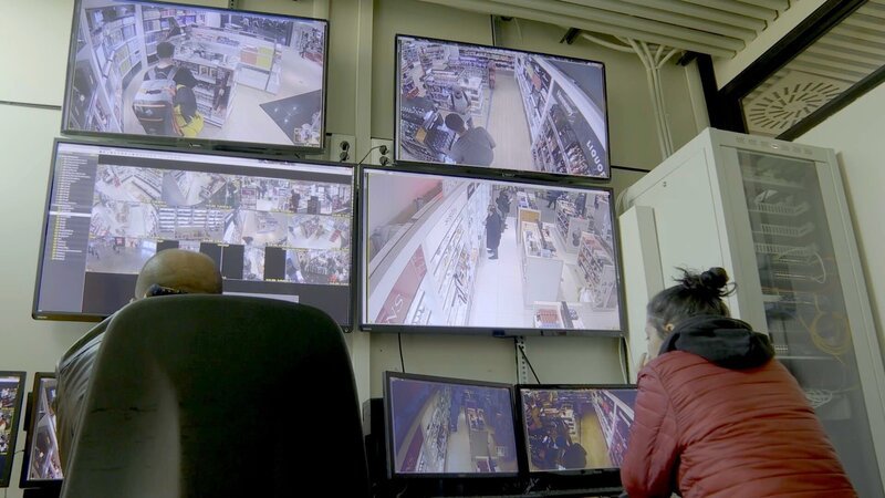 Officers watching the cameras, watching for suspicious activity. – Bild: National Geographic