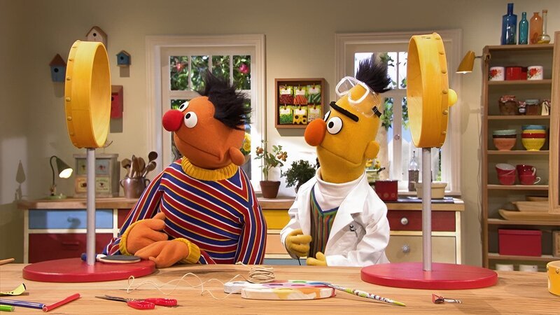 Wollen Schallwellen erklären: Ernie und Bert. – Bild: NDR/​Studio Hamburg Produktion/​Sesame workshop