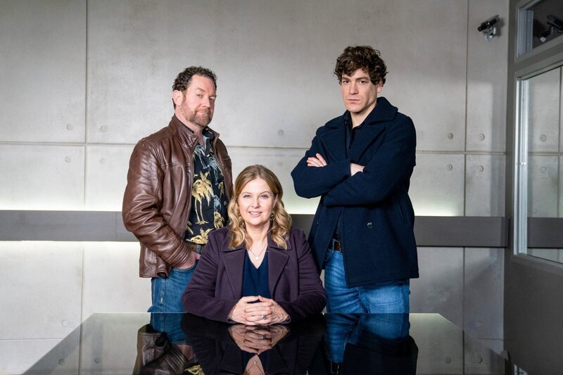 (v.li.): Paul Böhmer (Jürgen Tonkel), Vera Lanz (Katharina Böhm), Korbinian Kirchner (Jonathan Hutter) – Bild: ORF/​ZDF/​Michael Marhoffer