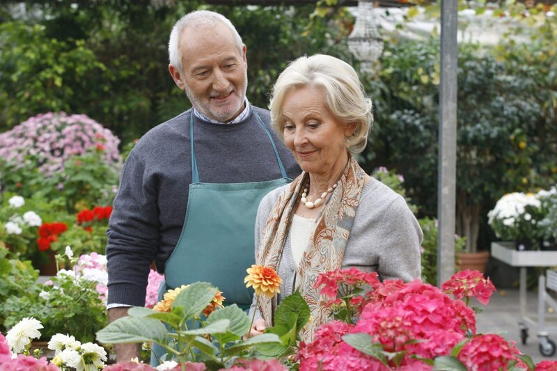 Christine (Gerlinde Locker) trifft den Gärtner Thilo (Sepp Schauer) wieder. Es ist jener charmante Junggeselle, dem sie früher einmal aus Treue zu ihrem Ehemann ein romantisches Treffen versagt hatte. – Bild: ARD Degeto/​BR/​Erika Hauri