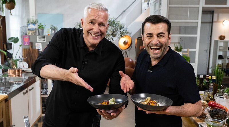 Lecker Gegrillte Aprikose auf Honig-Joghurt von den Gourmetköchen Alexander Herrmann (links) und Ali Güngörmüş. – Bild: WDR/​BR/​2Bild TV.Events & Media GmbH/​Daniel Bechthold