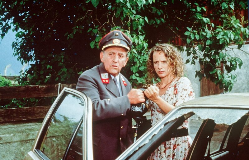 Gendarm Gilch (Maxl Graf, l.); Laura Sterneck (Karina Thayenthal, r.) – Bild: ORF/​Beta Film