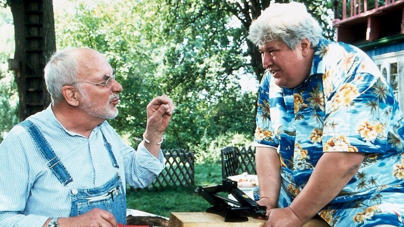 Peter (Peter Lustig, l.) braucht seinen korpulenten Nachbarn Herrn Paschulke (Helmut Krauss, r.) als Gegengewicht für seinen großen Hebel. – Bild: ZDF und Christiane Pausch./​Christiane Pausch