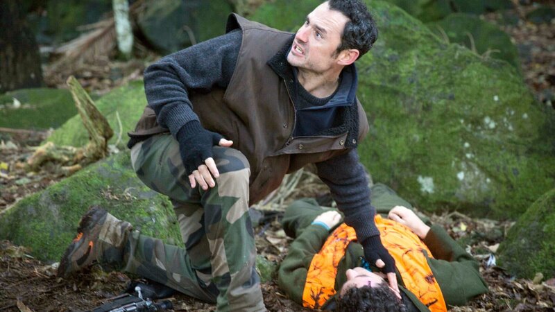 Bei der Jagd wird Hayden (Francis Mountjoy) tödlich getroffen. Sein Freund Stent (Ben Wright) eilt sofort herbei. – Bild: ZDF und ARD Degeto/​All3Media international