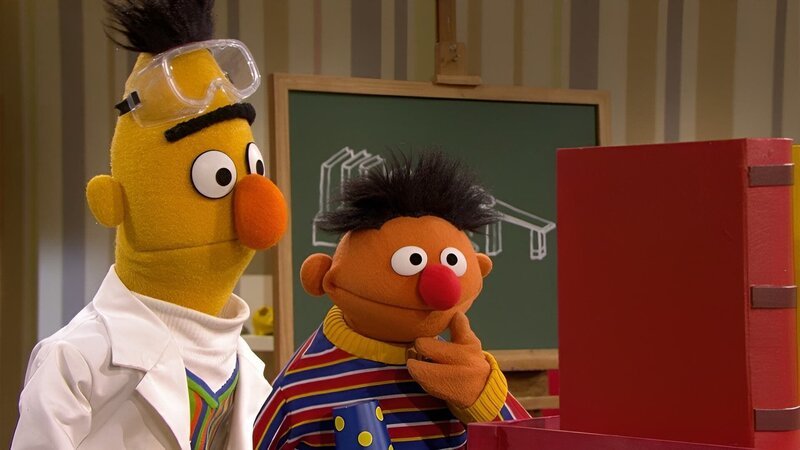 Ernie (r.) und Bert (l.) zeigen eine Kettenreaktion. – Bild: NDR/​Studio Hamburg Produktion/​Sesame workshop