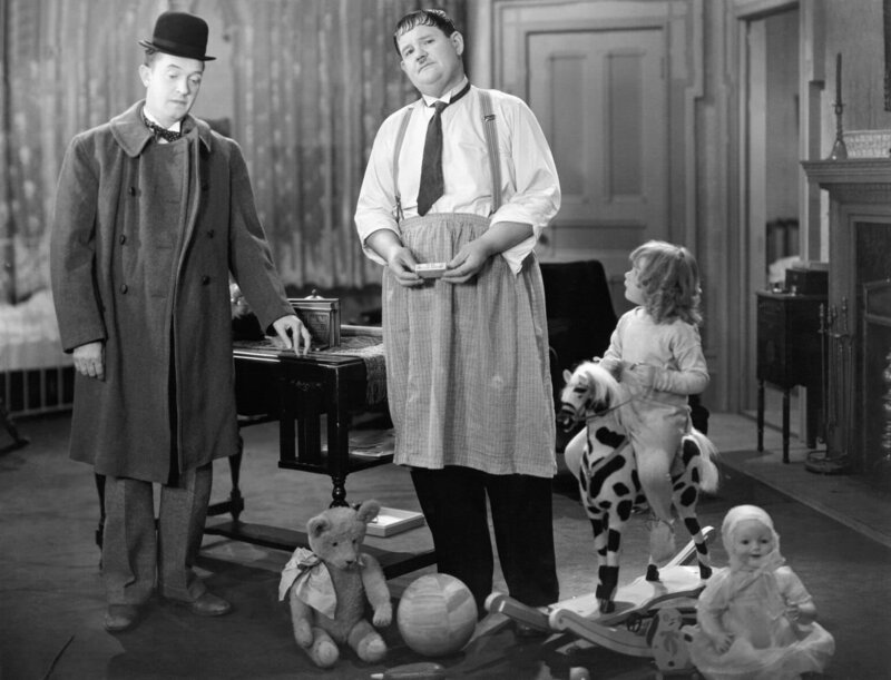 Sender: Kabel 1 Programmwoche: 26/​2003 Datum: 21.06.2003 Uhrzeit: 20:15 Titel: Dick und Doof als Rekruten Originaltitel: Pack Up Your Troubles Land: USA Jahr: 1932 Genre: Comedy Fotonachweis: © Metro-Goldwyn-Mayer Bildtext: Liebevoll kümmern sich Stan (Stan Laurel, l.) und Oliver (Oliver Hardy, M.) um die kleine Tochter eines gefallenen Kriegskameraden … – Bild: Kabel Eins Classics