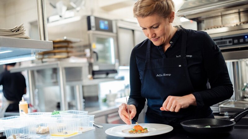Perfekte Präsentation: Ein Teller wie ein kleines Kunstwerk. Sterneköchin Julia Komp richtet konzentriert einen Teller an. – Bild: ZDF, Ben Knabe