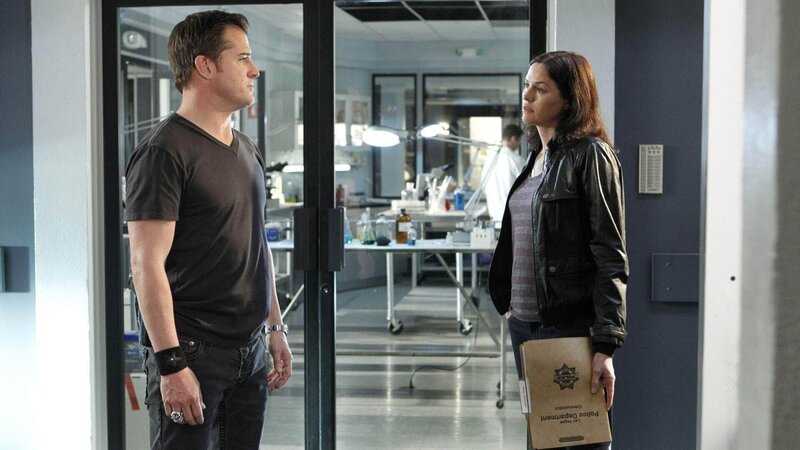 Nick (George Eads) und Sara (Jorja Fox) sollen einen Mann aufsuchen, der sowohl seine Frau als auch sein Haus als vermisst gemeldet hat. – Bild: MG RTL D