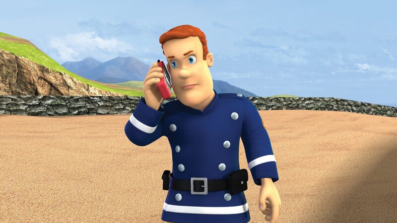 Feuerwehrmann Sam unternimmt an seinem freien Nachmittag einen Spaziergang am Strand. – Bild: KiKA