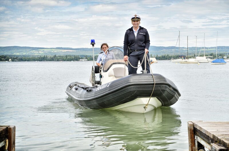 (v.li.): Wendy Güntensperger (Julia Demmler), Floriane Daniel (Nele Fehrenbach). – Bild: ARD/​SWR/​Patrick Pfeiffer