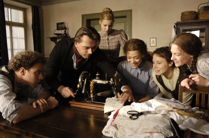 Felix Eitner (Fritz), Hary Prinz (Julius), Bernadette Heerwagen (Charlotte), Heike Makatsch (Margarete), Eva Löbau (Pauline), Lilia Lehner (Marie). – Bild: ORF/​epo-film/​Michael Kunst