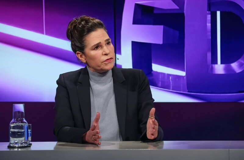 Zu Gast bei Moderatorin Sandra Maischberger: Dagmar Rosenfeld (Herausgeberin von Media Pioneer) – Bild: WDR/​Oliver Ziebe