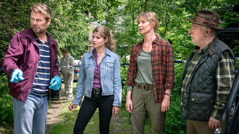 Wer hat ein Interesse am Tod der Journalistin? Ein Fall für Hauptkommissar Robert Winkler (Kai Scheve, l.), Kommissarin Karina Szabo (Lara Mandoki, 2.v.l.), Försterin Saskia Bergelt (Teresa Weißbach, 2.v.r.) und Alt-Förster Georg Bergelt (Andreas Schmidt-Schaller, r.). – Bild: Uwe Frauendorf