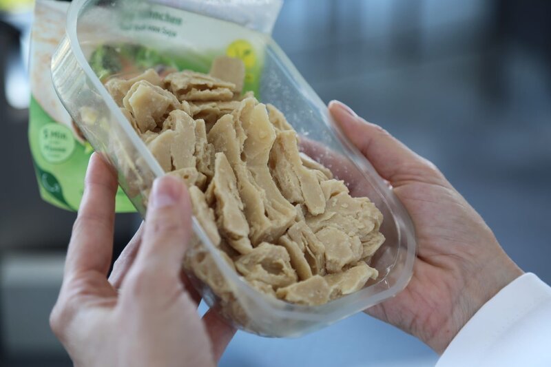 Pflanzliche Fleischersatzprodukte haben oft noch Luft nach oben in puncto Geschmack und Aussehen. – Bild: ZDF und Berndt Welz