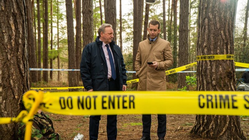 Eine Mordserie in einer Gruppe von so genannten Preppern, die sich hobbymäßig auf eine mögliche Apokalypse vorbereiten, beschäftigt DCI John Barnaby (Neil Dudgeon, l.) und seinen Assistenten DS Jamie Winter (Nick Hendrix, r.). – Bild: ZDF