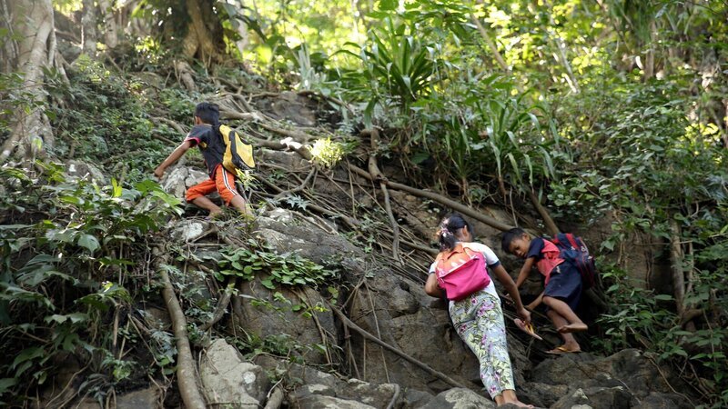Diese Kinder aus Madibago im Südwesten der Philippinen haben einen der außergewöhnlichsten und gefährlichsten Schulwege der Welt. Denn um ihre Schule zu erreichen; müssen schon die Siebenjährigen eine Steilwand mitten im Dschungel erklimmen. Lediglich ein paar Wurzeln geben den Schülern etwas Halt. – Bild: Honorarfrei – nur für diese Sendung inkl. SocialMedia bei Nennung ZDF und MDR/​Maximus Film.